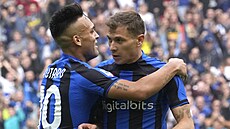 Nicol&#242; Barella a Lautaro Martínez z Interu Milán slaví gól svého týmu v...