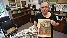Historik um�ní Slezského zemského muzea Pavel �opák ukazuje �ást unikátního...