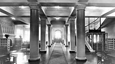 Bauerv soubor fotografií a kreseb obsahuje i fotografii haly Priessnitzova...