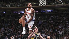 Obi Toppin smeuje v pípravném zápase ped NBA proti iIndian.