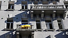 Okna jsou sice vymlácená, ale vlajka nesmí chybt. Kyjevan po ruských útocích...