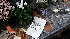 Po vra�d� dvanáctileté Loly se u její �koly v Pa�í�i za�aly objevovat sví�ky,...