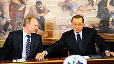 Ruský prezident Vladimir Putin a italský expremiér Silvio Berlusconi na snímku...