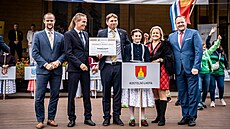 P�edávání ocen�ní Vesnice roku 2022. Starosta Tomá� Drobný t�etí zleva.