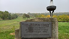 Na míst leteckého netstí poblí Újezdu u Brna stojí od roku 2013 pomník.