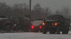 Ruská bojová vozidla po píjezdu na cviení v Blorusku. (24. ledna 2022)