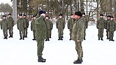 Ruští vojáci při nástupu po příjezdu na cvičení v Bělorusku (24. ledna 2022)