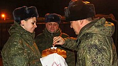 Ruský dstojník ochutnává tradiní chléb se solí na uvítanou po píjezdu na...