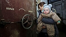 Matka s estimsíním synem se schovávají v protileteckém krytu v Charkov na...