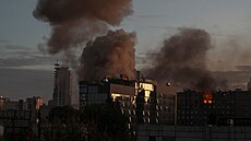 Dým nad kyjevskými budovami zasaženými bezpilotní letouny Šahíd-136 íránské...