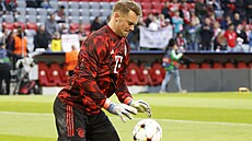 Manuel Neuer, branká Bayernu Mnichov, se rozcviuje ped utkáním Ligy mistr...