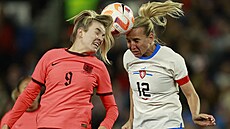 Anglická fotbalistka Lauren Hempová v hlavi�kovém souboji s Klárou Cahynovou v...