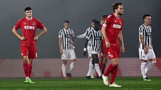 Zklamaní fotbalisté Kolína nad Rýnem poté, co inkasovali na Partizanu B�lehrad...