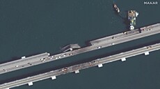 Rusko obnovilo automobilovou dopravu pes Kerský most, který minulý týden...