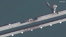 Rusko obnovilo automobilovou dopravu pes Kerský most, který minulý týden...