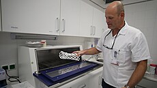 Fixaci tvo�í plastové sí�ované �tverce. Ty se rozeh�ejí ve speciální troub� a...