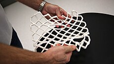 Fixaci tvo�í plastové sí�ované �tverce. Ty se rozeh�ejí ve speciální troub� a...