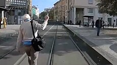 Muž ukazuje vulgární gesto na sanitku, které blokuje průjezd