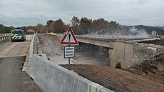 U Mirotic na Písecku bagry bourají most kvůli stavbě nové dálnice D4. Práce...