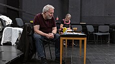 Marek P�íkazský a Adam Ko�án b�hem zkou�ky Shakespearovy Bou�e, její� premiéru chystá zlínské divadlo na 18. �íjna.