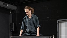 Marek P�íkazský a Adam Ko�án b�hem zkou�ky Shakespearovy Bou�e, její� premiéru chystá zlínské divadlo na 18. �íjna.