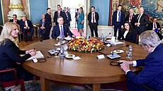 Prezidentský summit zemí visegrádské tyky. U stolu zleva slovenská...