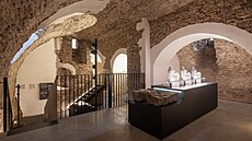 St�edov�ký suterén zámku táhne náv�t�vníka hloub�ji do útrob sklepních prostor,...