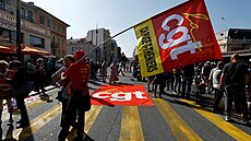 Demonstrant drí vlajku odborového svazu CGT (18. íjna 2022)