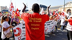 Francouztí odborái CGT se úastní demonstrace v Nice (18. íjna 2022)