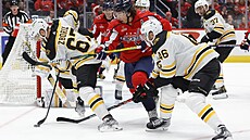 Jakub Zbořil (vlevo) z Bostonu bráněný T.J. Oshiem z Washingtonu.