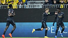 Bukayo Saka (vpravo) z Arsenalu se raduje z gólu v zápase Bodo/Glimt.