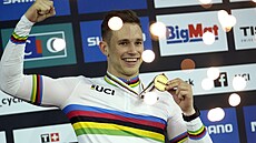 Harrie Lavreysen se zlatou medailí z keirinu.