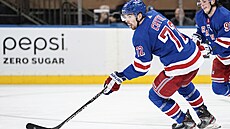 Filip Chytil  z New York Rangers úto�í v duelu s Anaheimem.