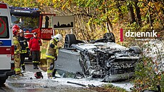 Zdemolované a oho�elé porsche uzav�elo silnici na n�kolik hodin.