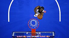 James Harden z Philadelphia 76ers si jde pro dva body.