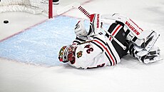 Petr Mrázek z Chicago Blackhawks práv� inkasoval.