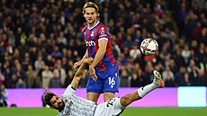 Joachim Andersen (naho�e) z Crystal Palace v souboji s Diegem Costou z...