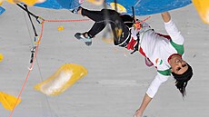 Íránská sportovní lezkyně Elnáz Rekábíová během asijského šampionátu 2022 v...