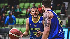 Opavtí basketbalisté Jakub iina (vlevo) a Jakub Mokráv Botevgradu
