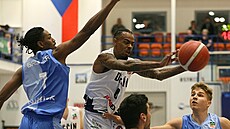 Ty Nichols (v bílém) z Dína pihrává kolem Jordana Brunera ze Slavie.