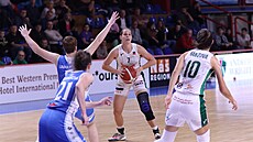 Alena Hanuová (u míe) se v zápase s Trutnovem vrátila do dresu abin Brno.