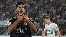 Marco Asensio z Realu Madrid slaví gól proti Elche.