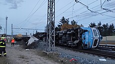 V Poíanech vykolejil nákladní vlak. Lokomotiva a dv cisterny zstaly leet...