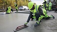 Dlníci opravují betonový povrch dálnice D5 u Nýan na Plzesku. (12. 10. 2022)