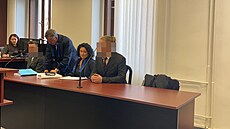 Dvojice mu obalovaných z loupee u Krajského soudu v Plzni. (13. 10. 2022)