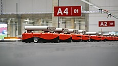 PackMani jsou AGV vozíky, které uvezou zásilky s hmotností a patnáct kilogram.
