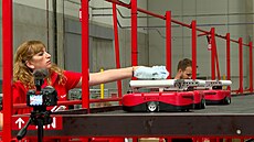 V novém Depu v Rudné u Prahy zam�stnanc�m pomáhají roboty.  (11. �íjna 2022)