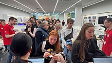Otev�ení nové prodejny za�ízení Apple na Chodov� p�ilákalo na slevy stovky...