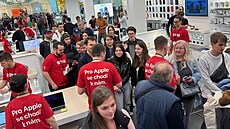 Otevření nové prodejny zařízení Apple na Chodově přilákalo na slevy stovky...