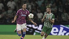 Adrien Rabiot z Juventusu Turín (vlevo) a Sean Goldberg z Maccabi Haifa bhem...